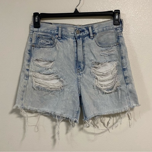 American Eagle Shorts Women’s Size 2 Light Wash distressed Denim Mom Shorts - Picture 1 of 14